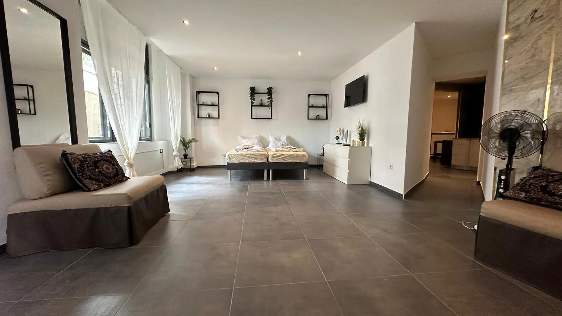 Suite Adonis location